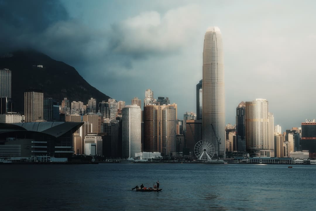 盯着拾荒老人不放，是怜悯？还是想遮羞？